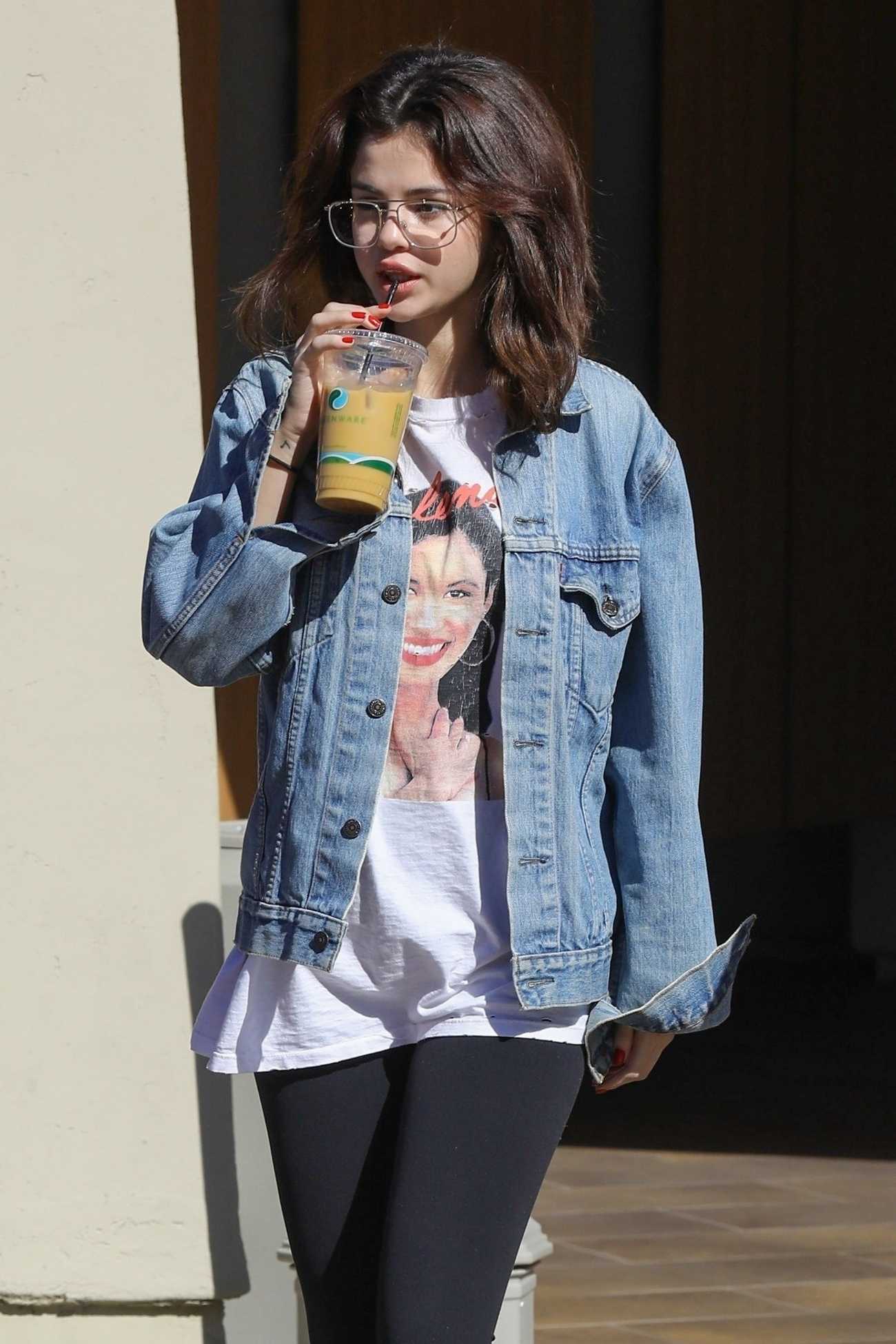 Selena_Gomez_-_Heads_to_a_business_meeting_in_LA_on_February_8-04.jpg