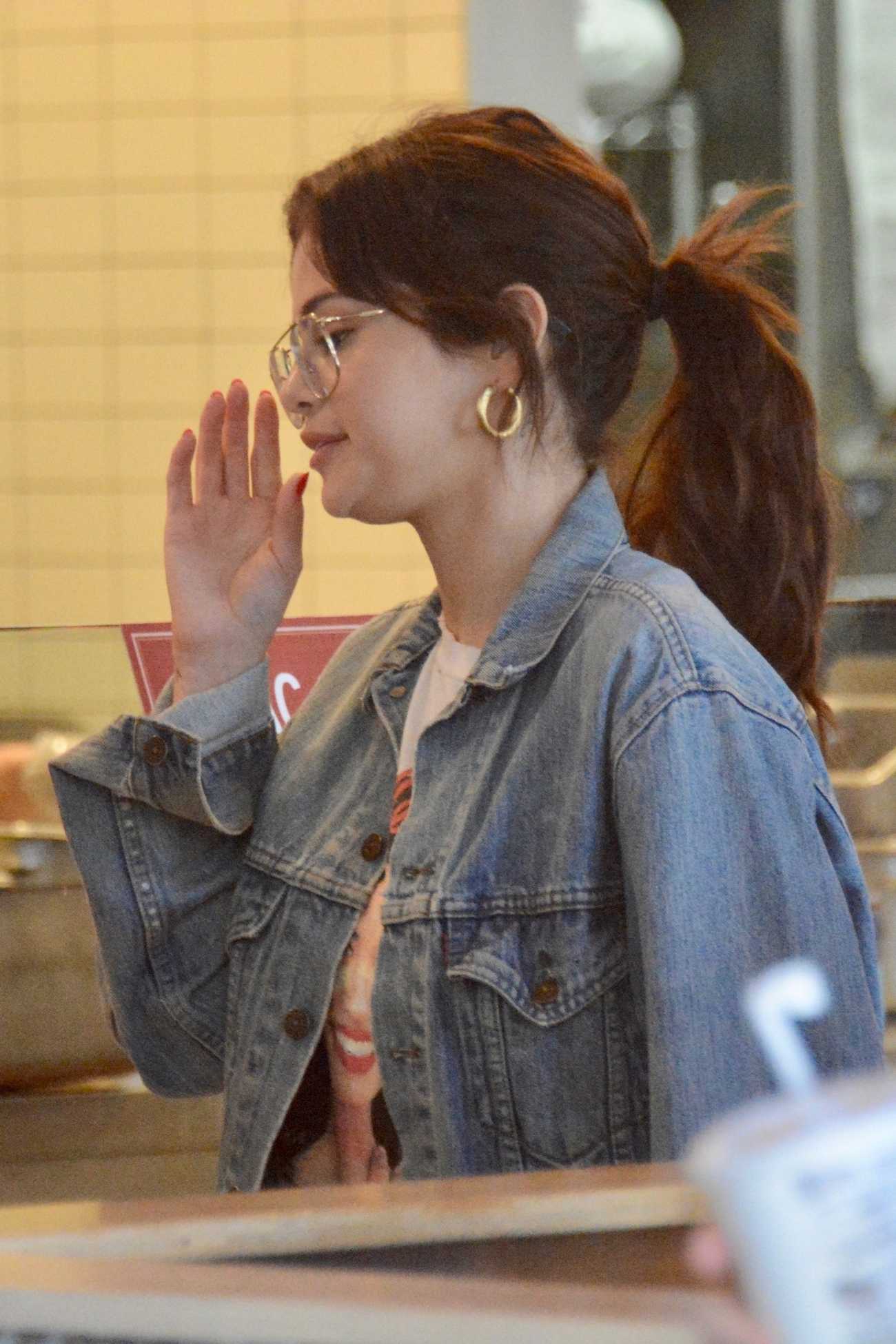 Selena_Gomez_-_Heads_to_a_business_meeting_in_LA_on_February_8-05.jpg