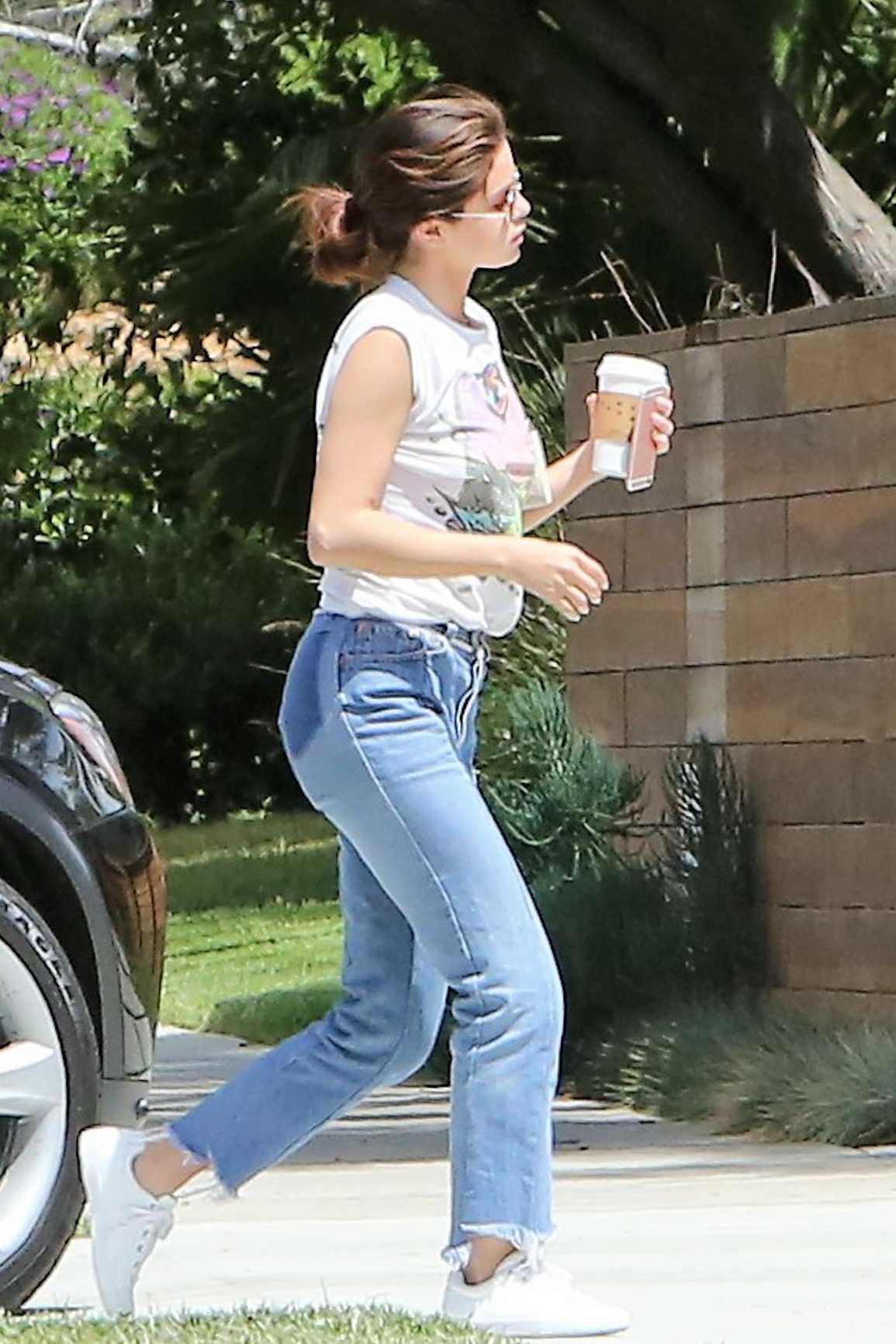 Selena_Gomez_-_Heads_to_her_studio_in_LA_on_April_26-07.jpg
