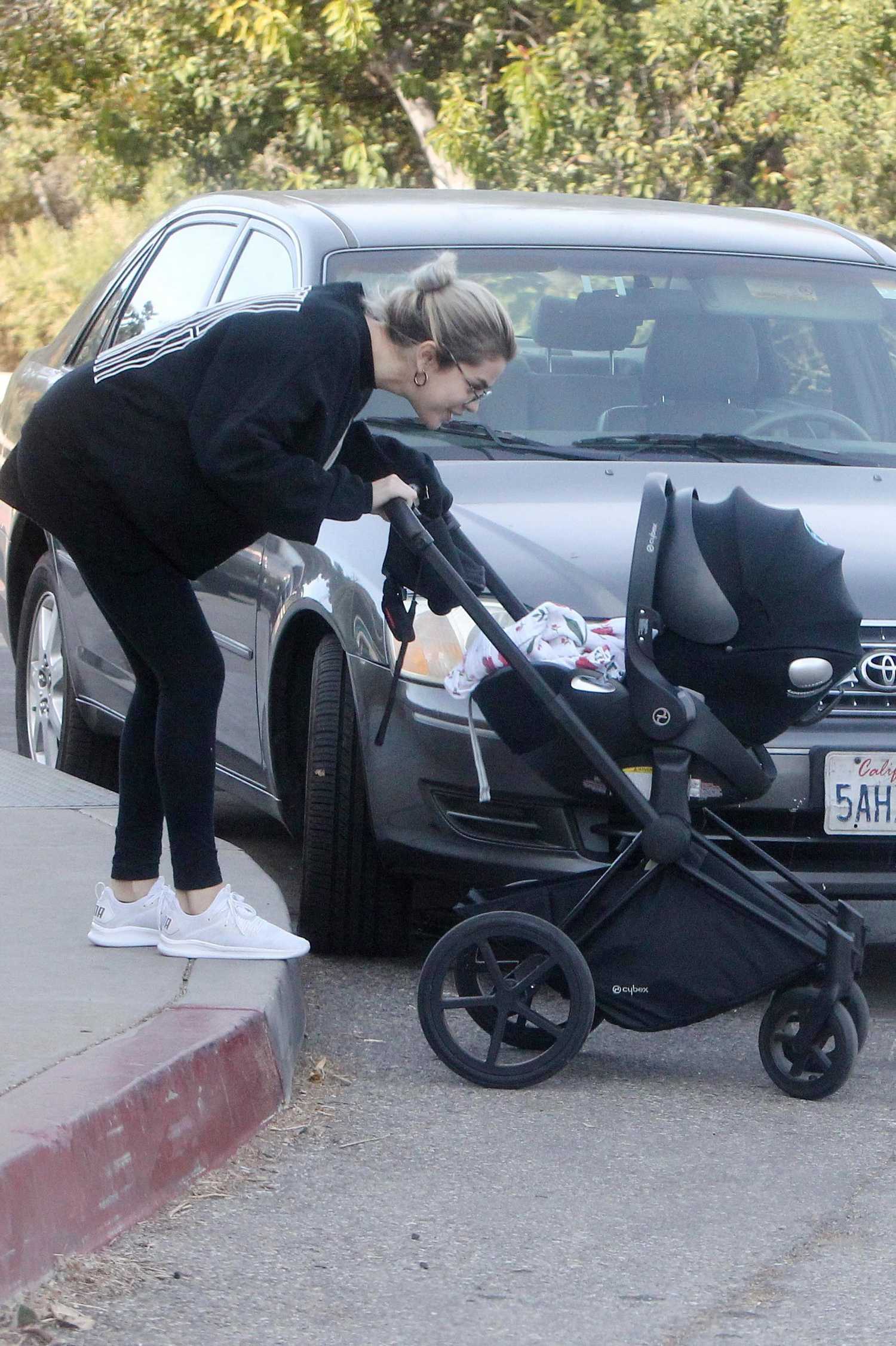 Selena_Gomez_-_Hiking_in_Los_Angeles2C_CA_on_December_18-02.jpg
