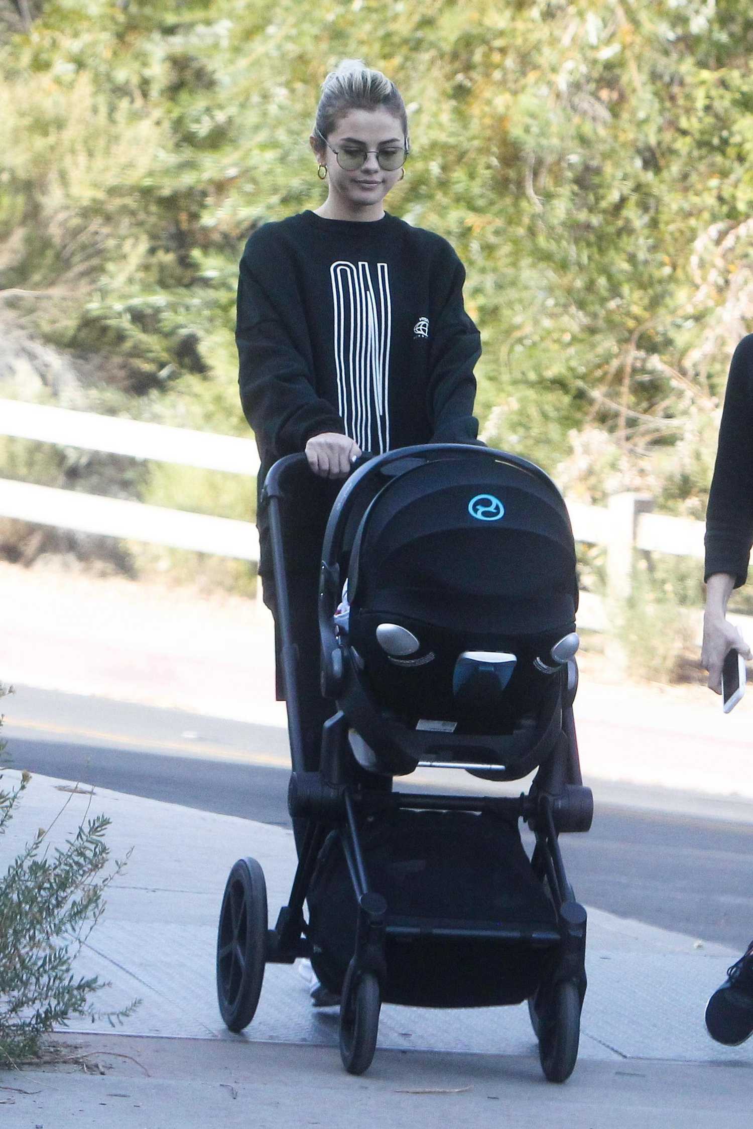 Selena_Gomez_-_Hiking_in_Los_Angeles2C_CA_on_December_18-03.jpg