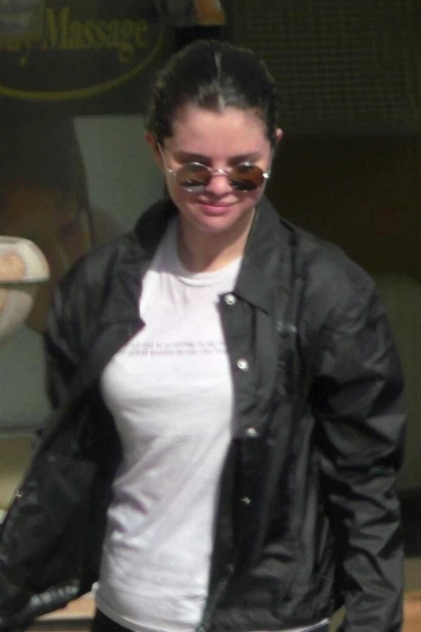 Selena_Gomez_-_Hits_the_gym_for_another_pilates_session_in_West_Hollywood2C_CA_January_282C_2019-01.jpg