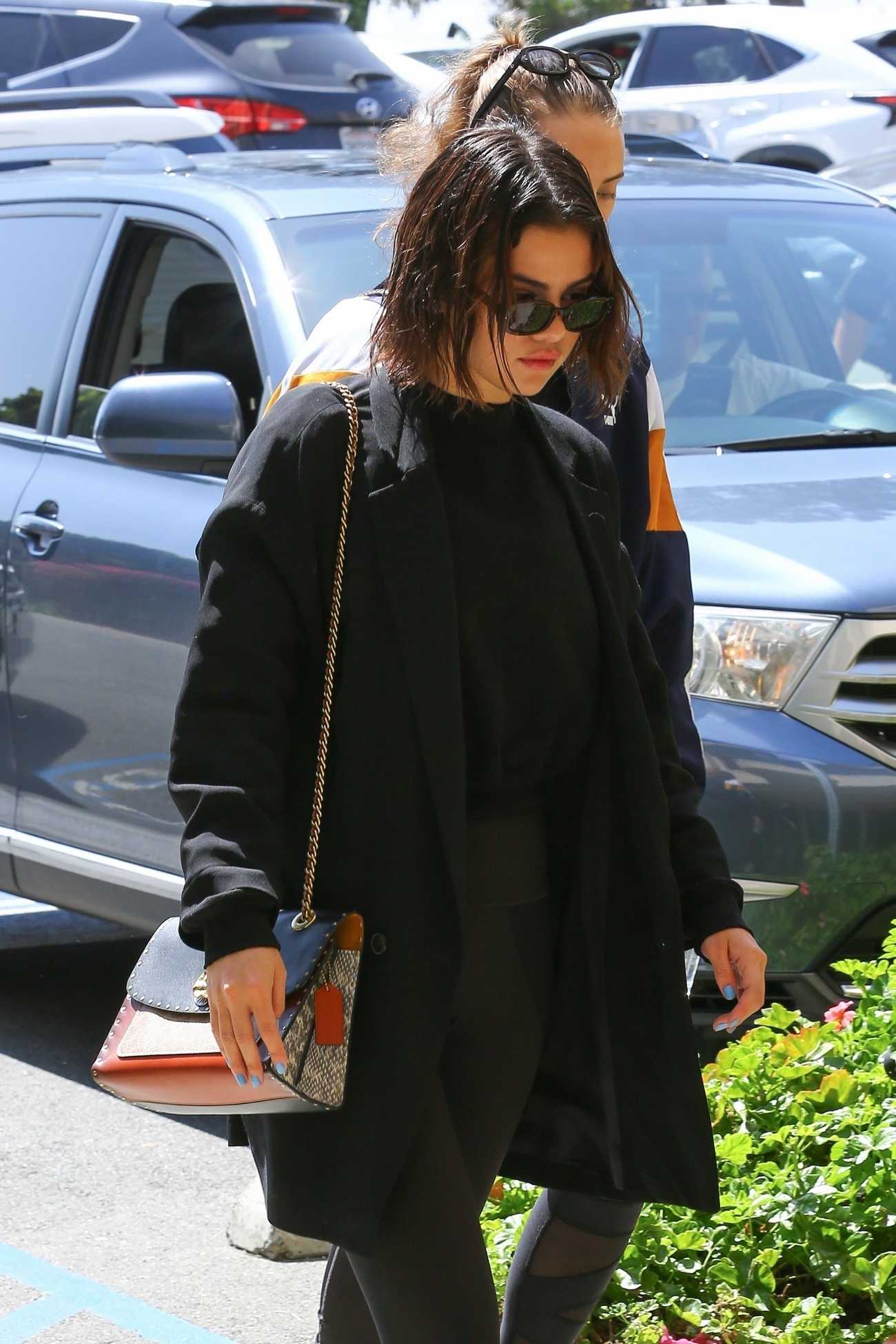 Selena_Gomez_-_Hits_the_gym_in_Hollywood2C_CA_March_292C_2018-03.jpg