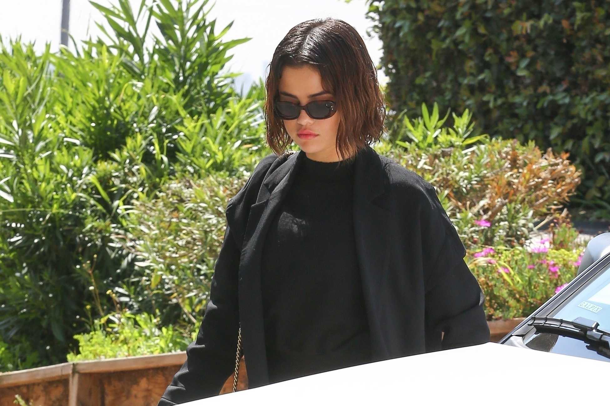Selena_Gomez_-_Hits_the_gym_in_Hollywood2C_CA_March_292C_2018-04.jpg