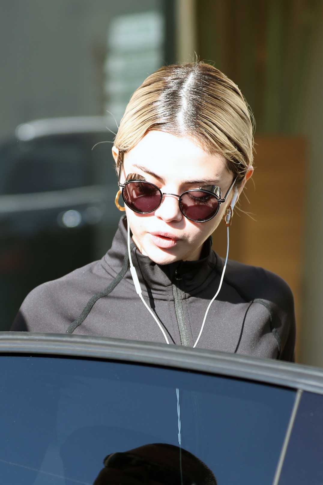 Selena_Gomez_-_Hits_the_gym_in_LA_on_December_192C_2017-04.jpg