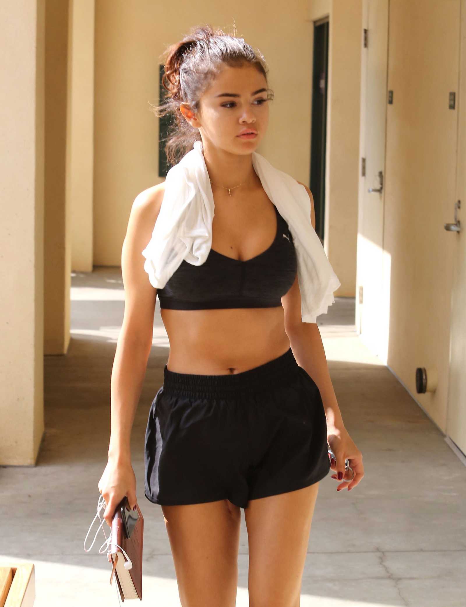 Selena_Gomez_-_Hits_the_gym_in_LA_on_November_1-12.jpg