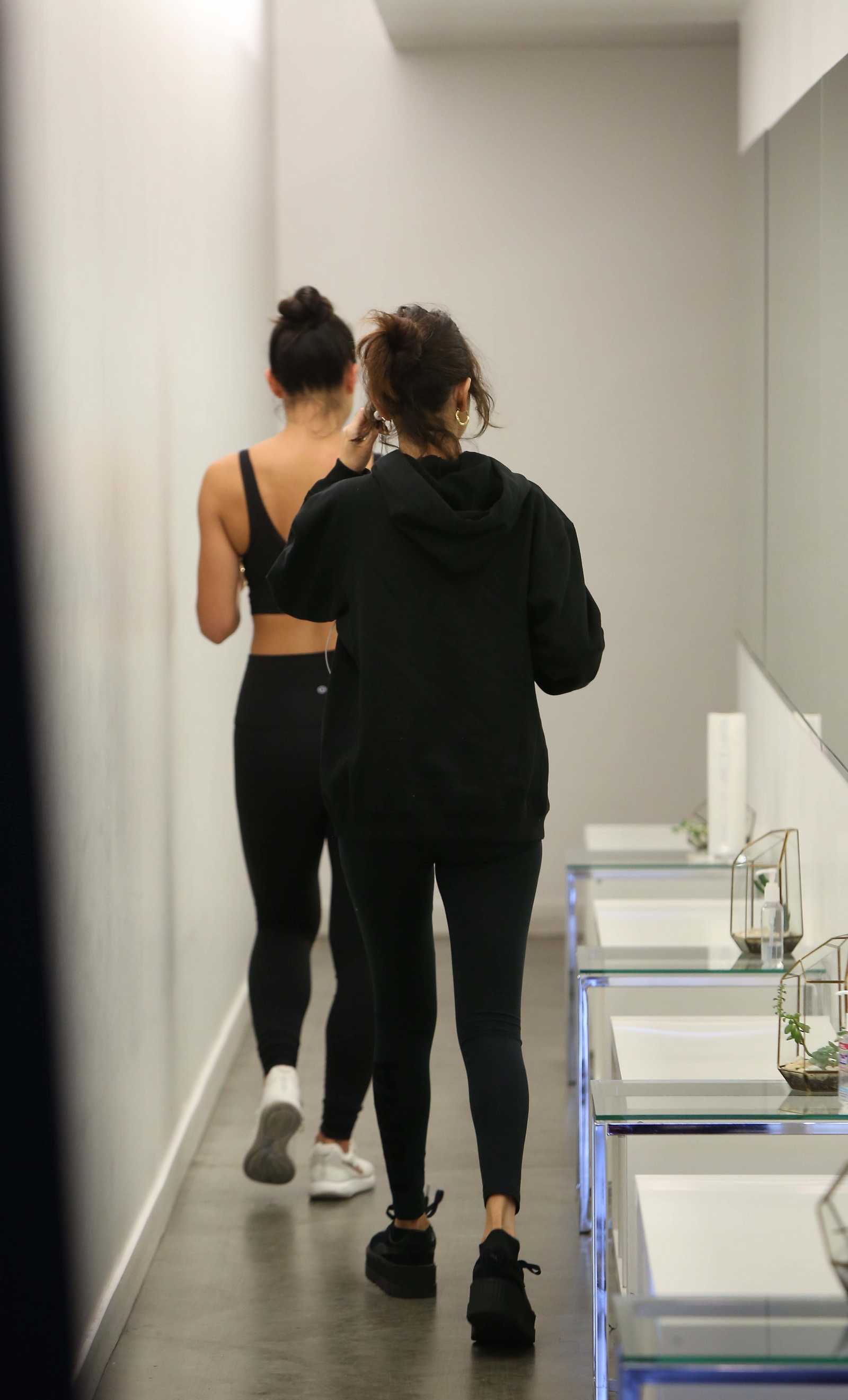Selena_Gomez_-_Hits_the_gym_in_LA_on_November_3-03.jpg