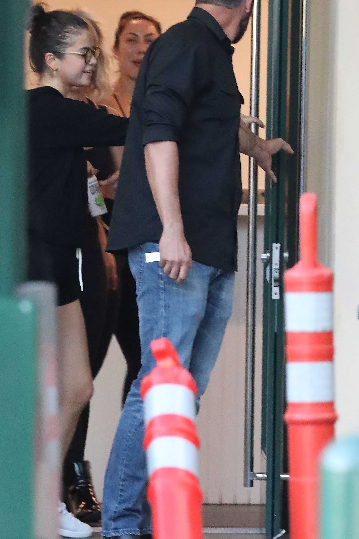 Selena_Gomez_-_Hits_the_gym_in_LA_on_November_8-01.jpg