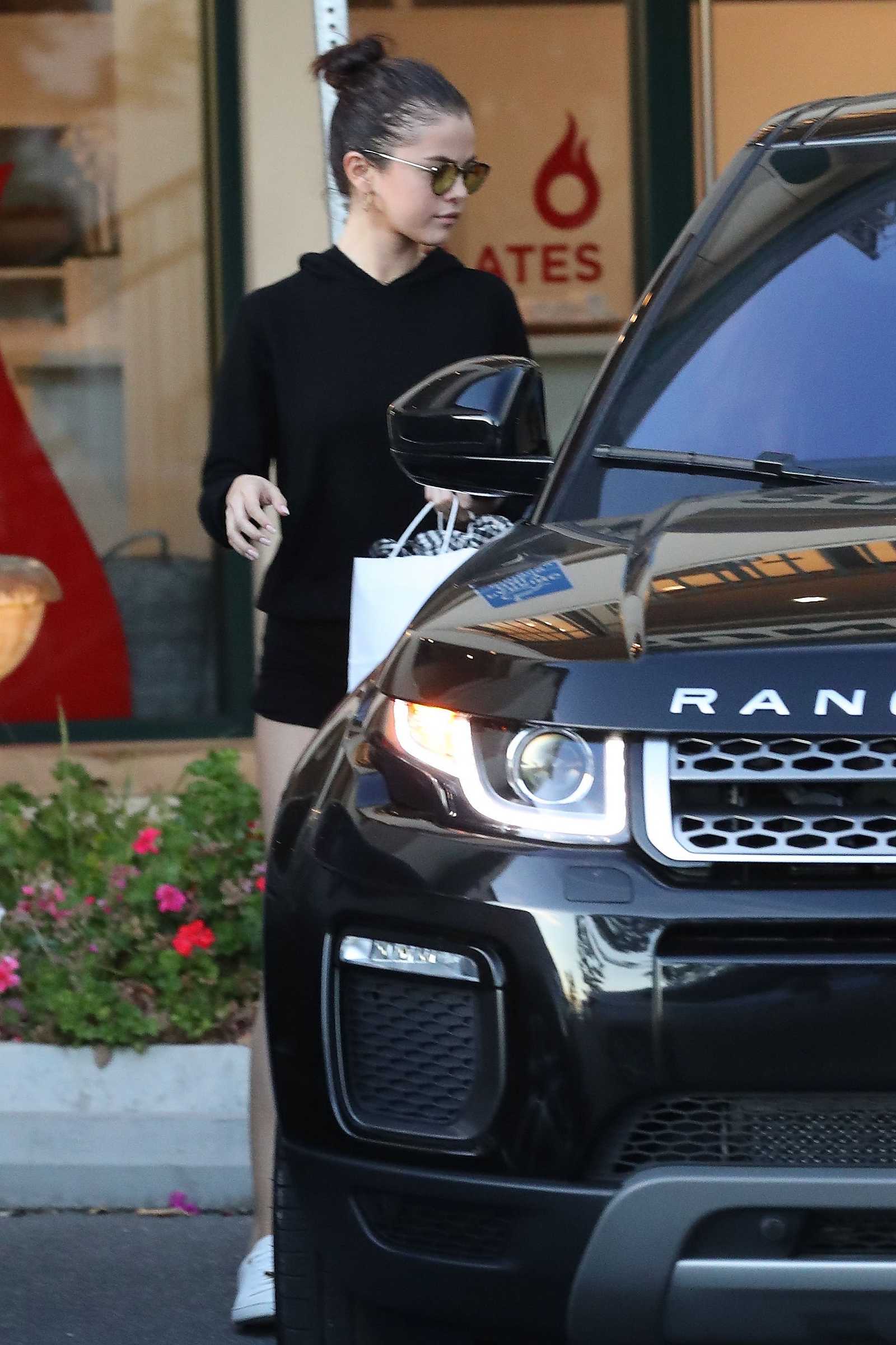 Selena_Gomez_-_Hits_the_gym_in_LA_on_November_8-03.jpg