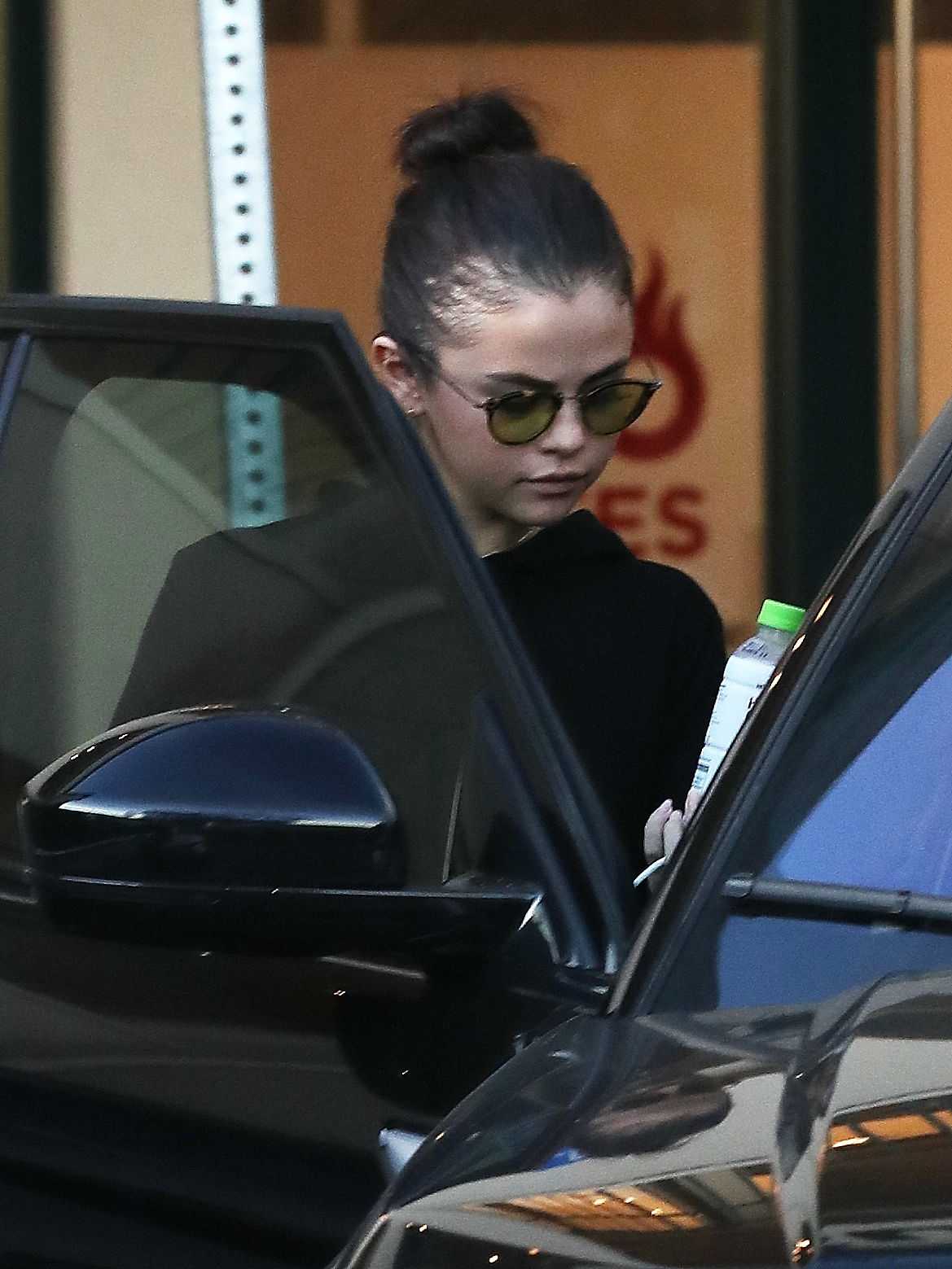 Selena_Gomez_-_Hits_the_gym_in_LA_on_November_8-06.jpg
