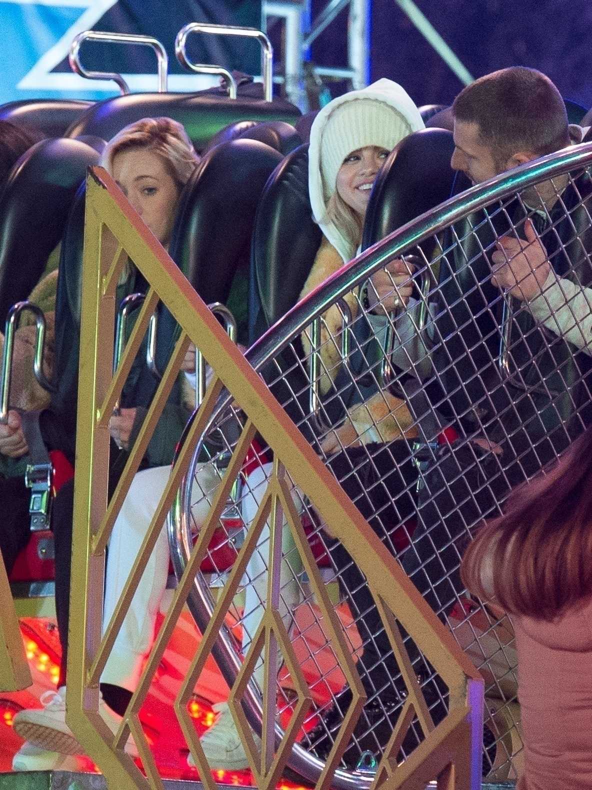Selena_Gomez_-_Hyde_Park_Winter_Wonderland_in_London2C_UK_on_December_3-03.jpg