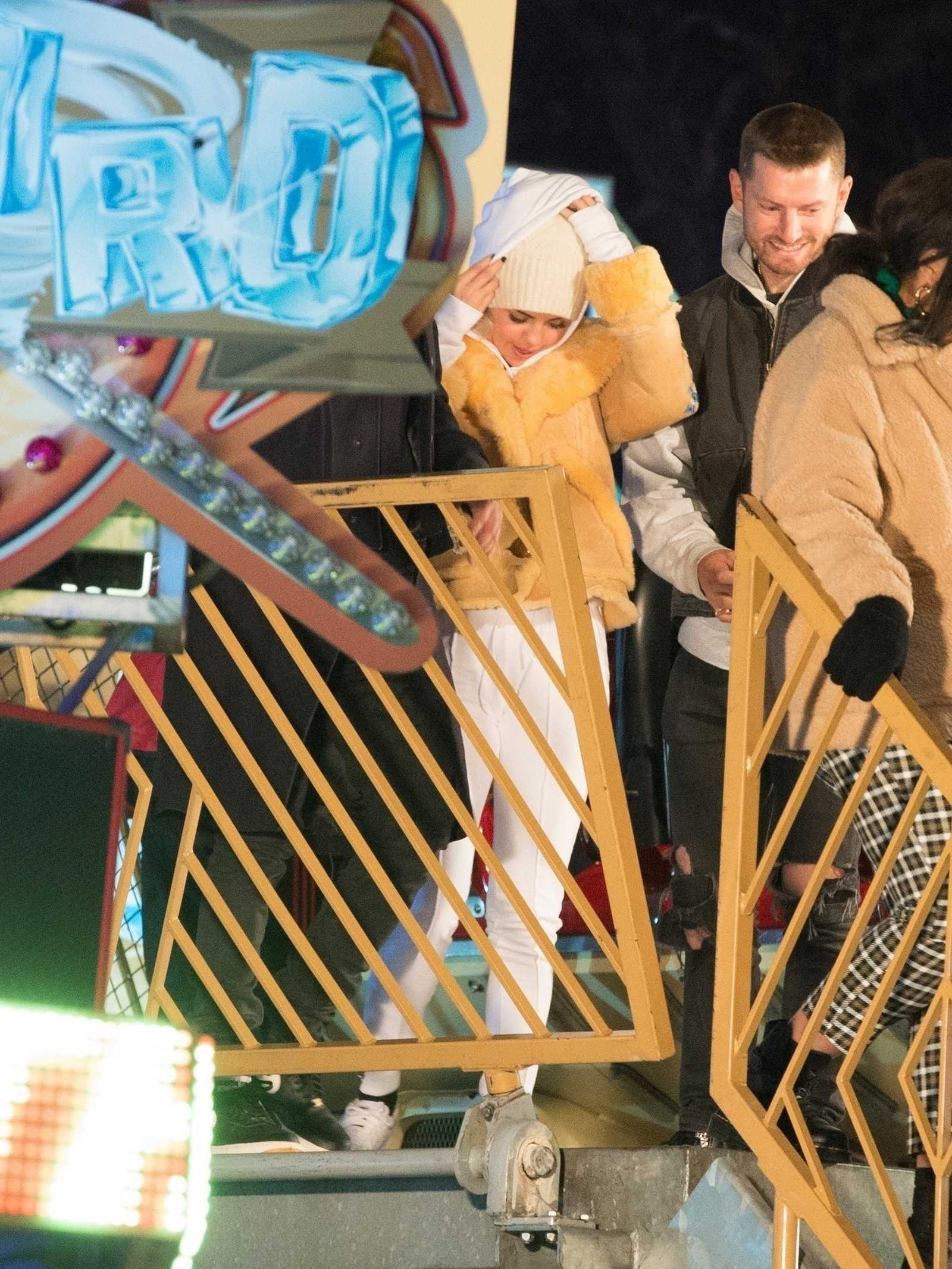 Selena_Gomez_-_Hyde_Park_Winter_Wonderland_in_London2C_UK_on_December_3-06.jpg