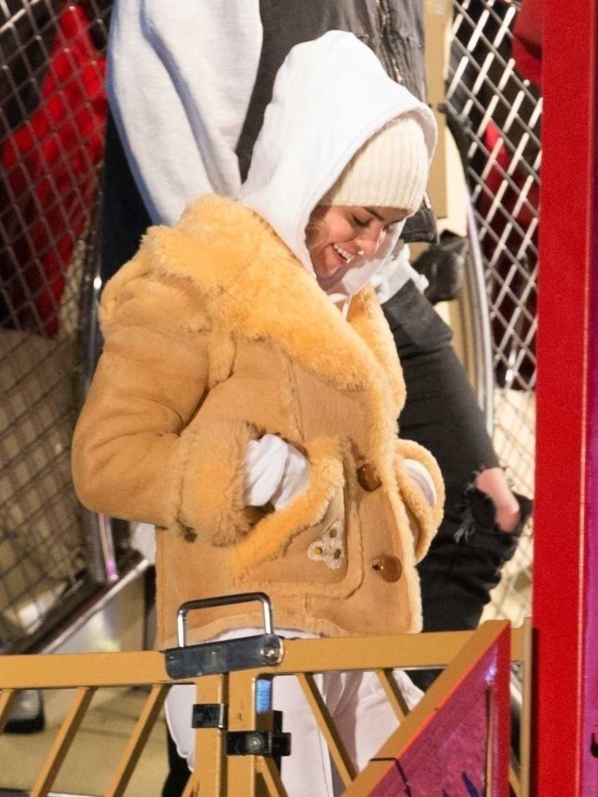 Selena_Gomez_-_Hyde_Park_Winter_Wonderland_in_London2C_UK_on_December_3-08.jpg