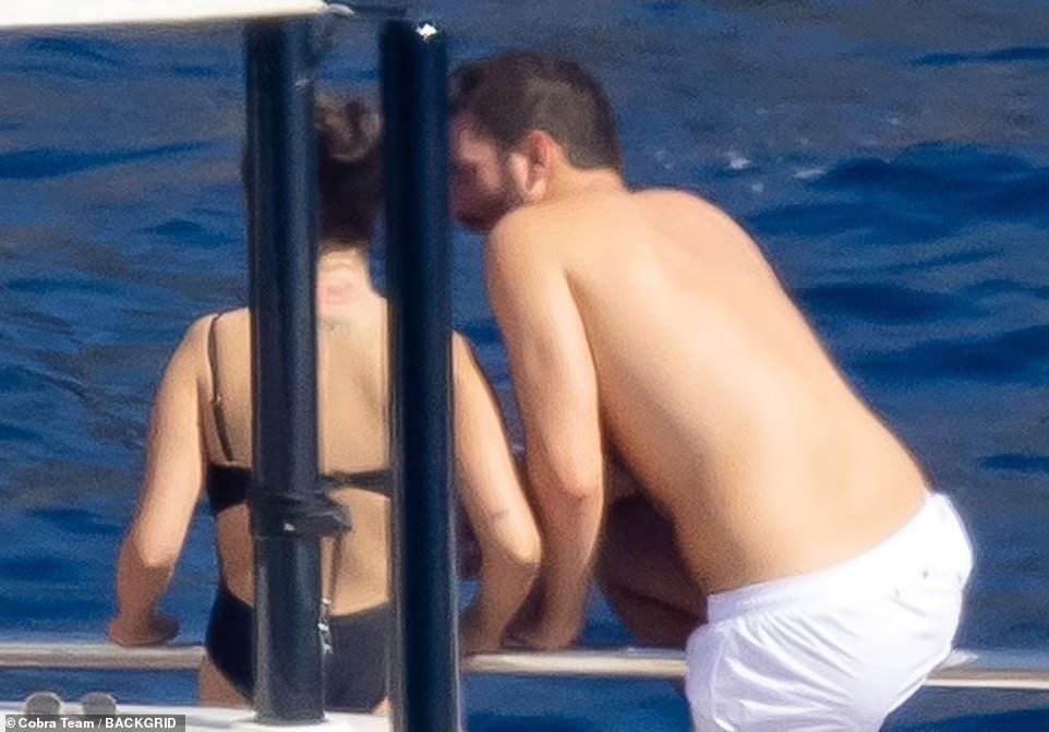 Selena_Gomez_-_In_Italy_0803202228.jpg