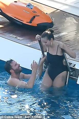 Selena_Gomez_-_In_Italy_0803202257.jpg
