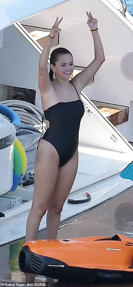 Selena_Gomez_-_In_Italy_0803202259.jpg