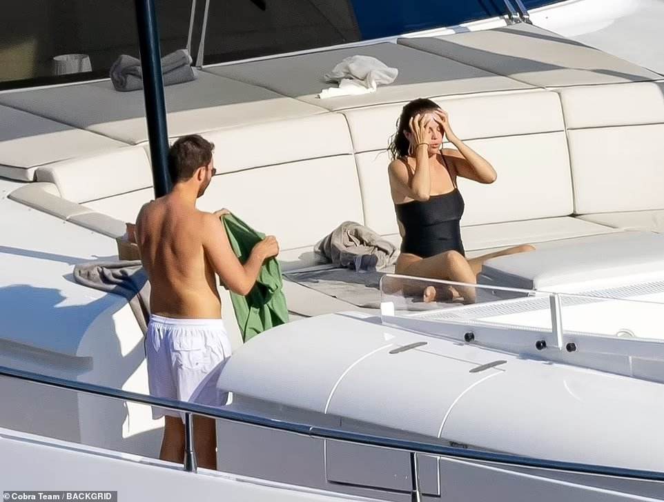 Selena_Gomez_-_In_Italy_0803202264.jpg