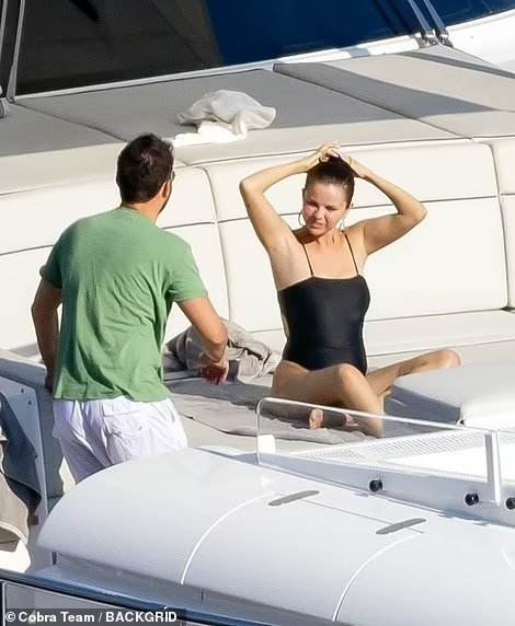 Selena_Gomez_-_In_Italy_0803202266.jpg