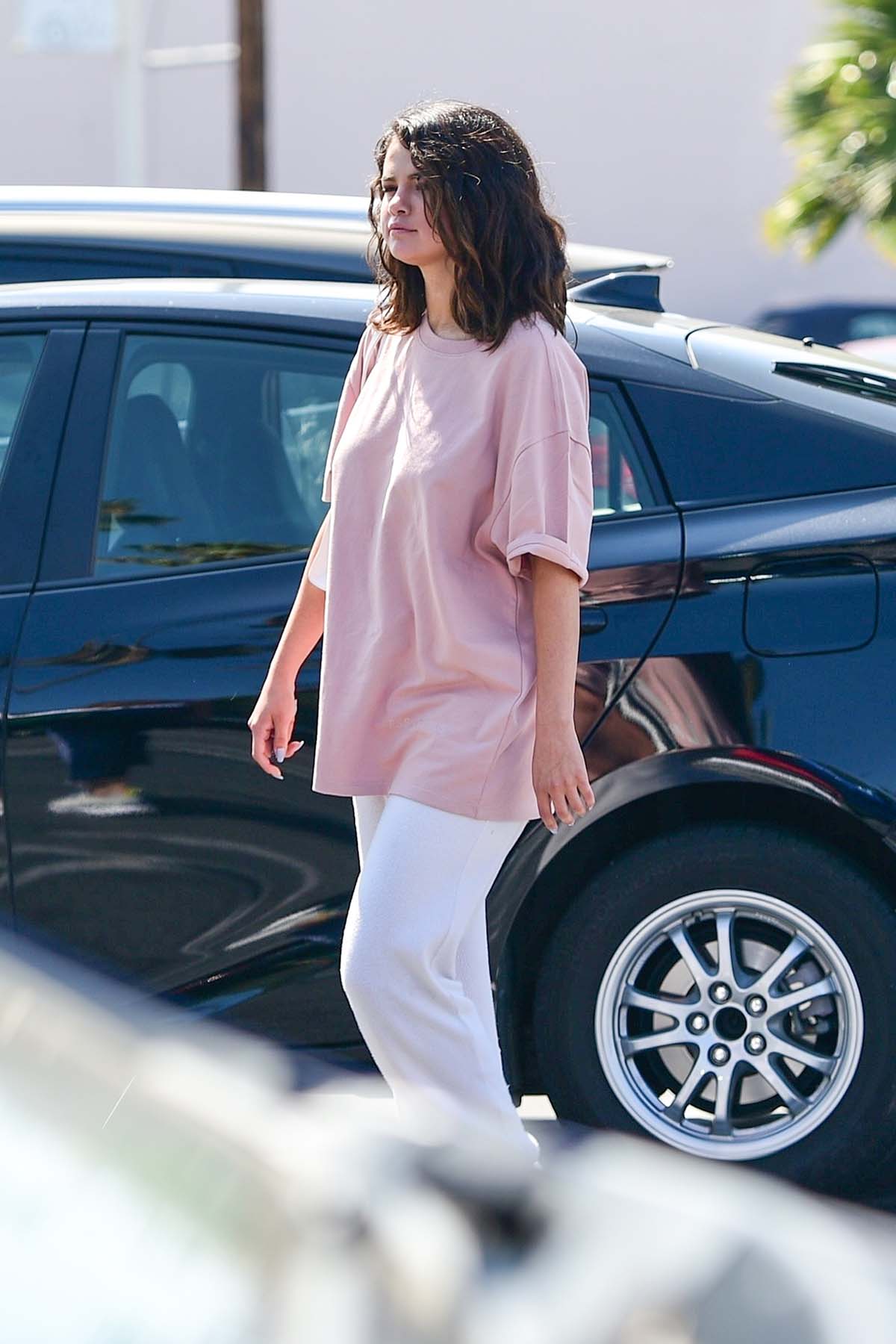 Selena_Gomez_-_In_Los_Angeles_for_a_shopping_outing_with_friends_July_52C_2019-01.jpg