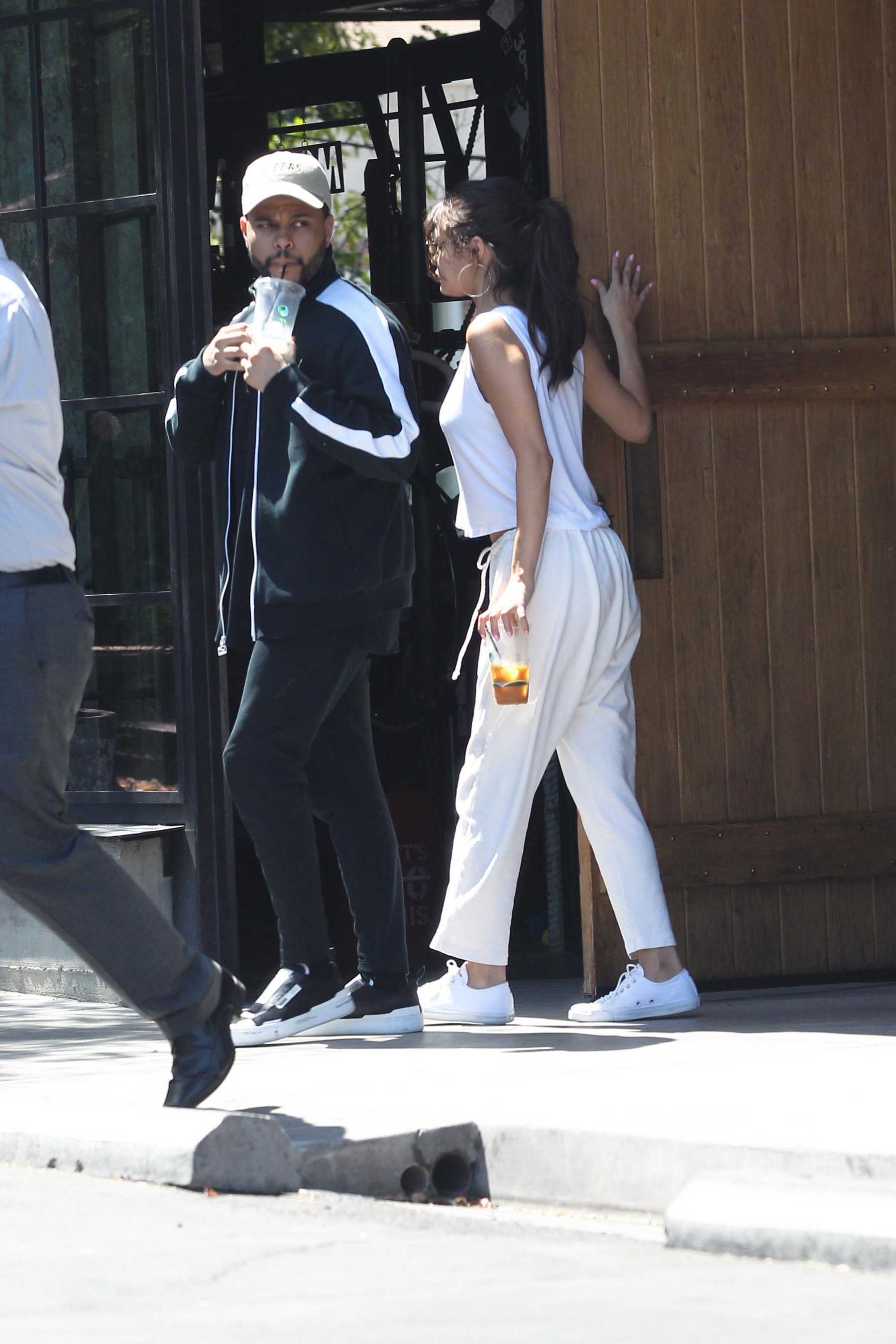 Selena_Gomez_-_In_Los_Angeles_with_The_Weeknd_on_July_23-07.jpg