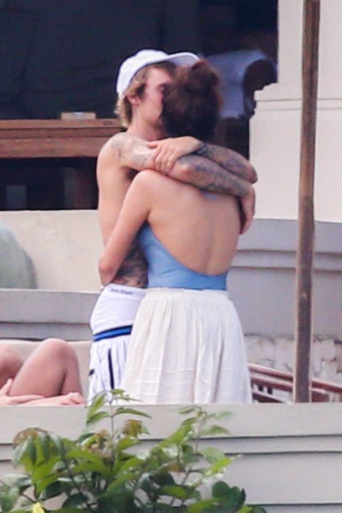 Selena_Gomez_-_In_Montego_Bay2C_Jamaica_with_Justin_Bieber_on_February_19-01.jpg