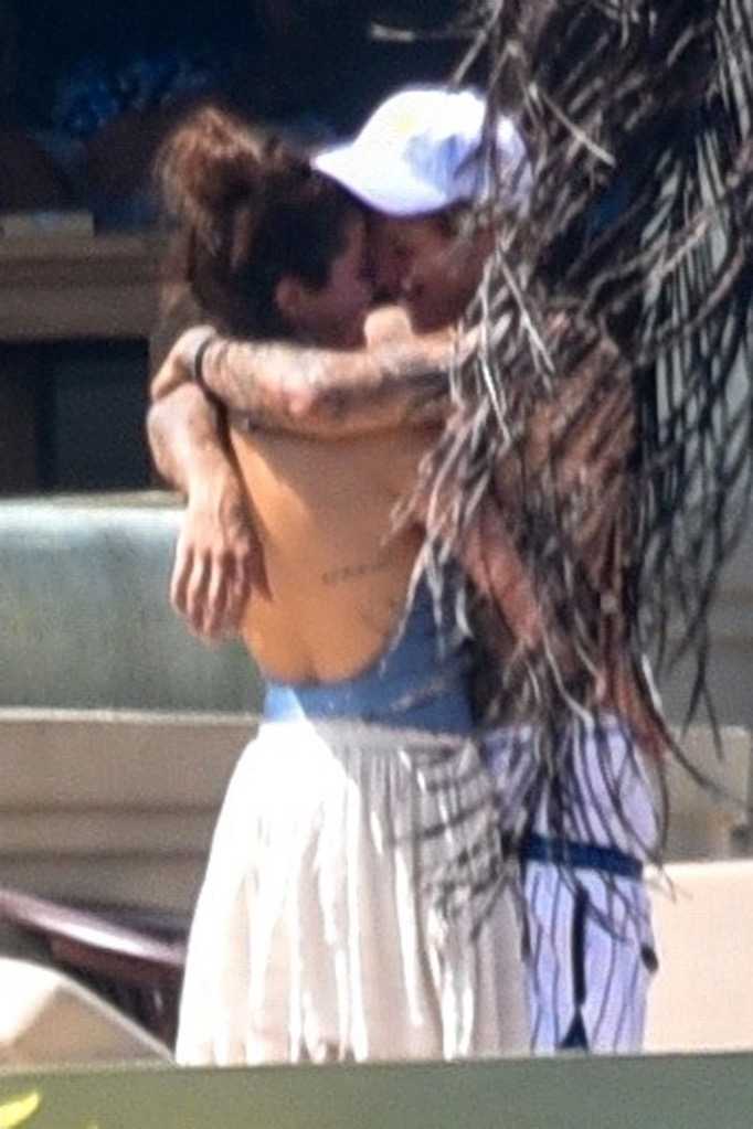Selena_Gomez_-_In_Montego_Bay2C_Jamaica_with_Justin_Bieber_on_February_19-04.jpg