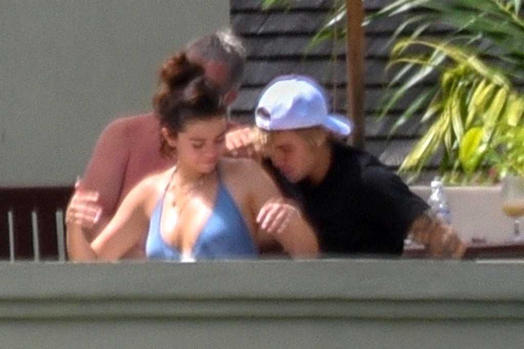 Selena_Gomez_-_In_Montego_Bay2C_Jamaica_with_Justin_Bieber_on_February_19-05.jpg