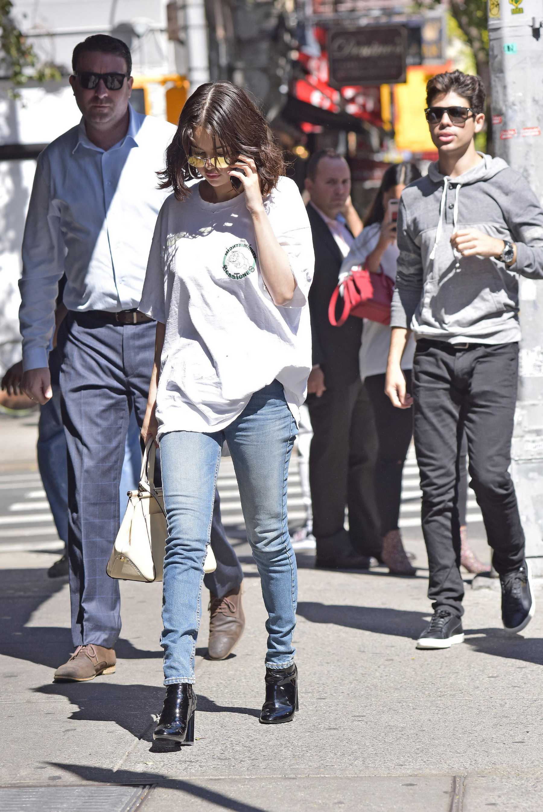 Selena_Gomez_-_In_NYC_on_September_22-06.jpg