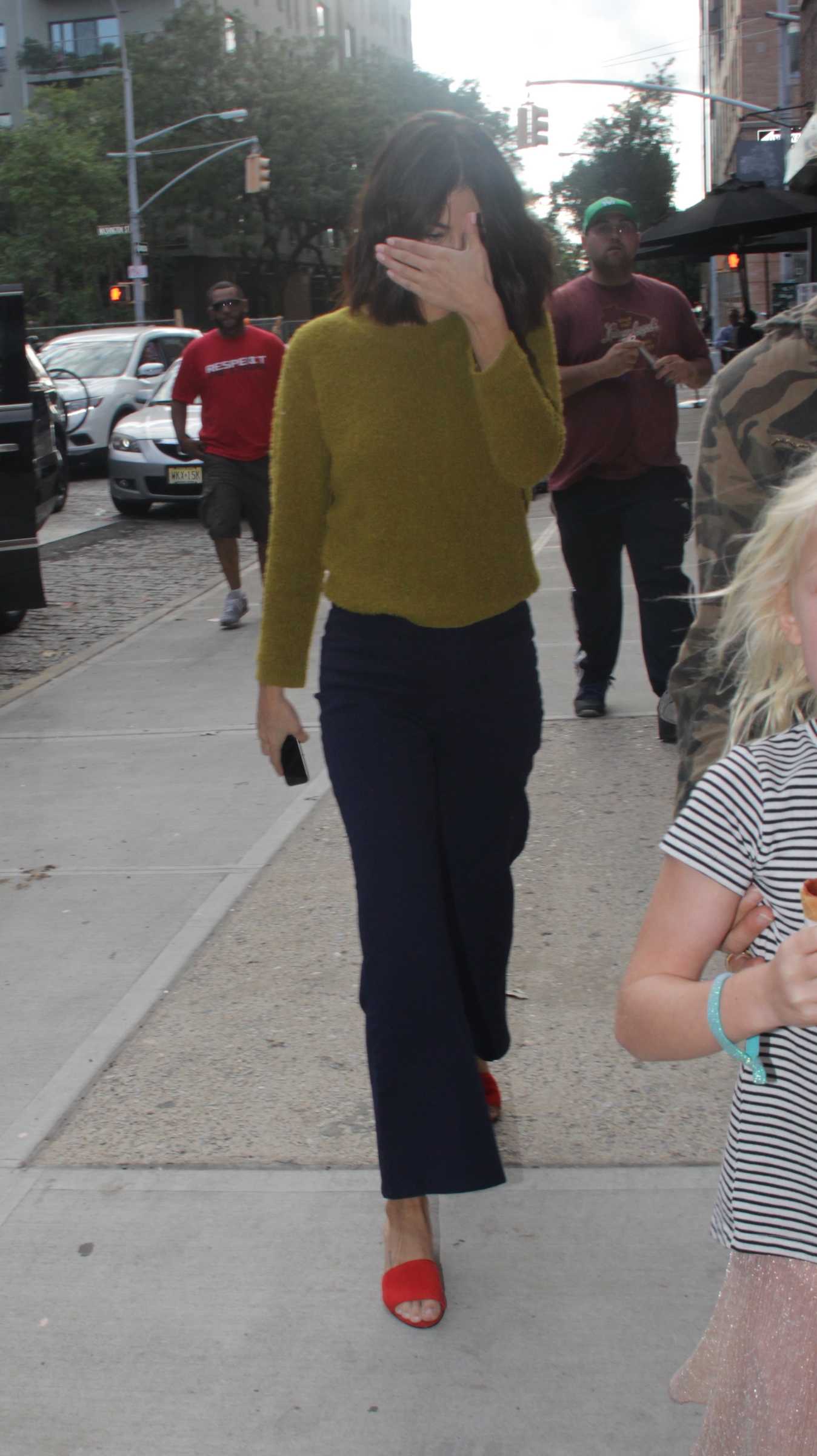 Selena_Gomez_-_In_New_York2C_NY_on_September_8-04.jpg
