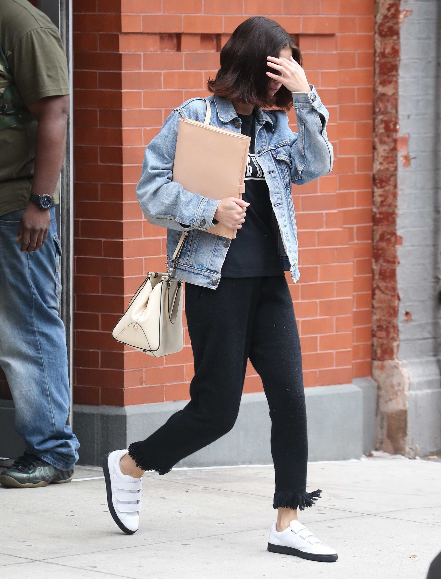 Selena_Gomez_-_In_New_York_on_September_18-03.jpg