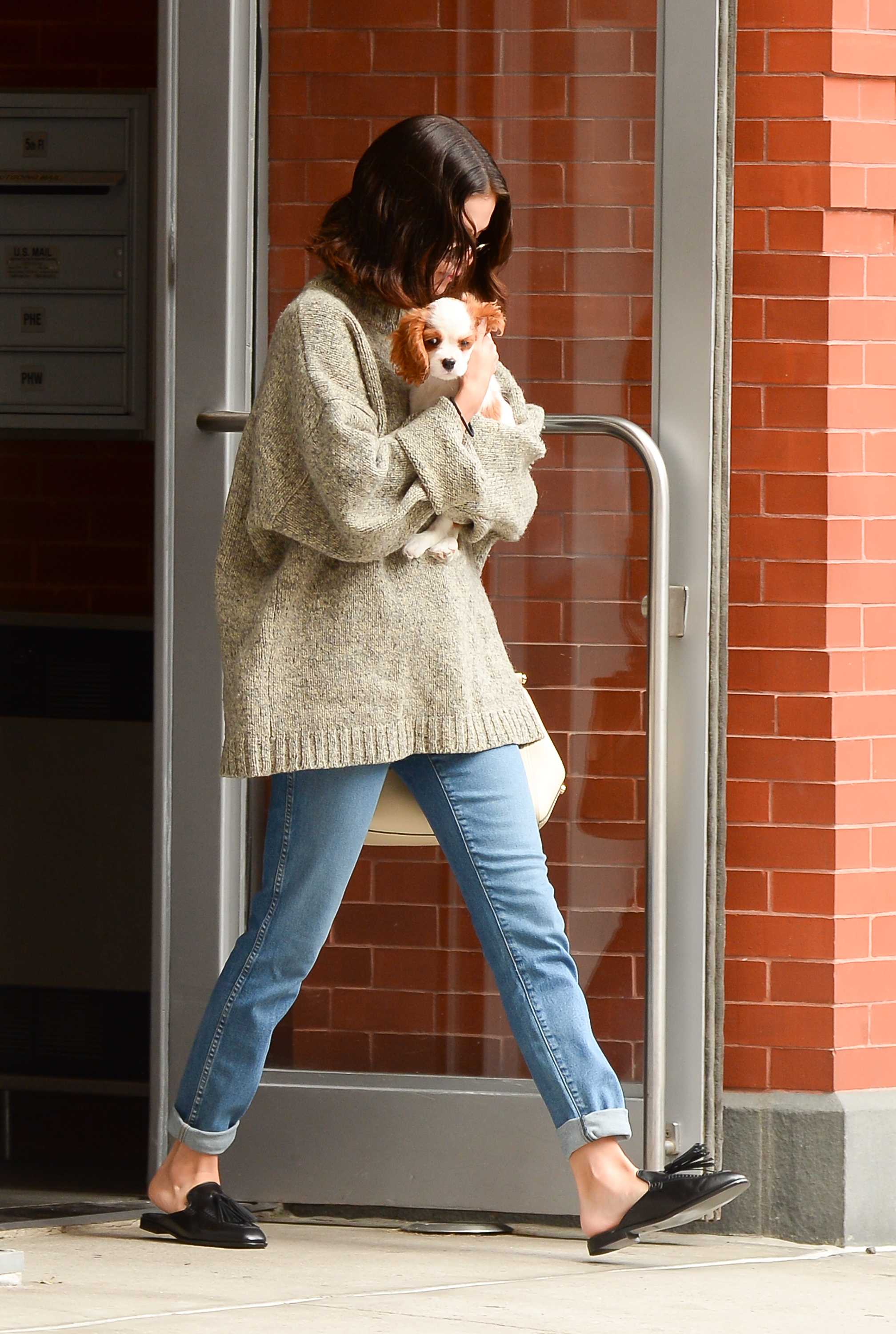 Selena_Gomez_-_In_Soho2C_NYC_on_September_20-01.jpg