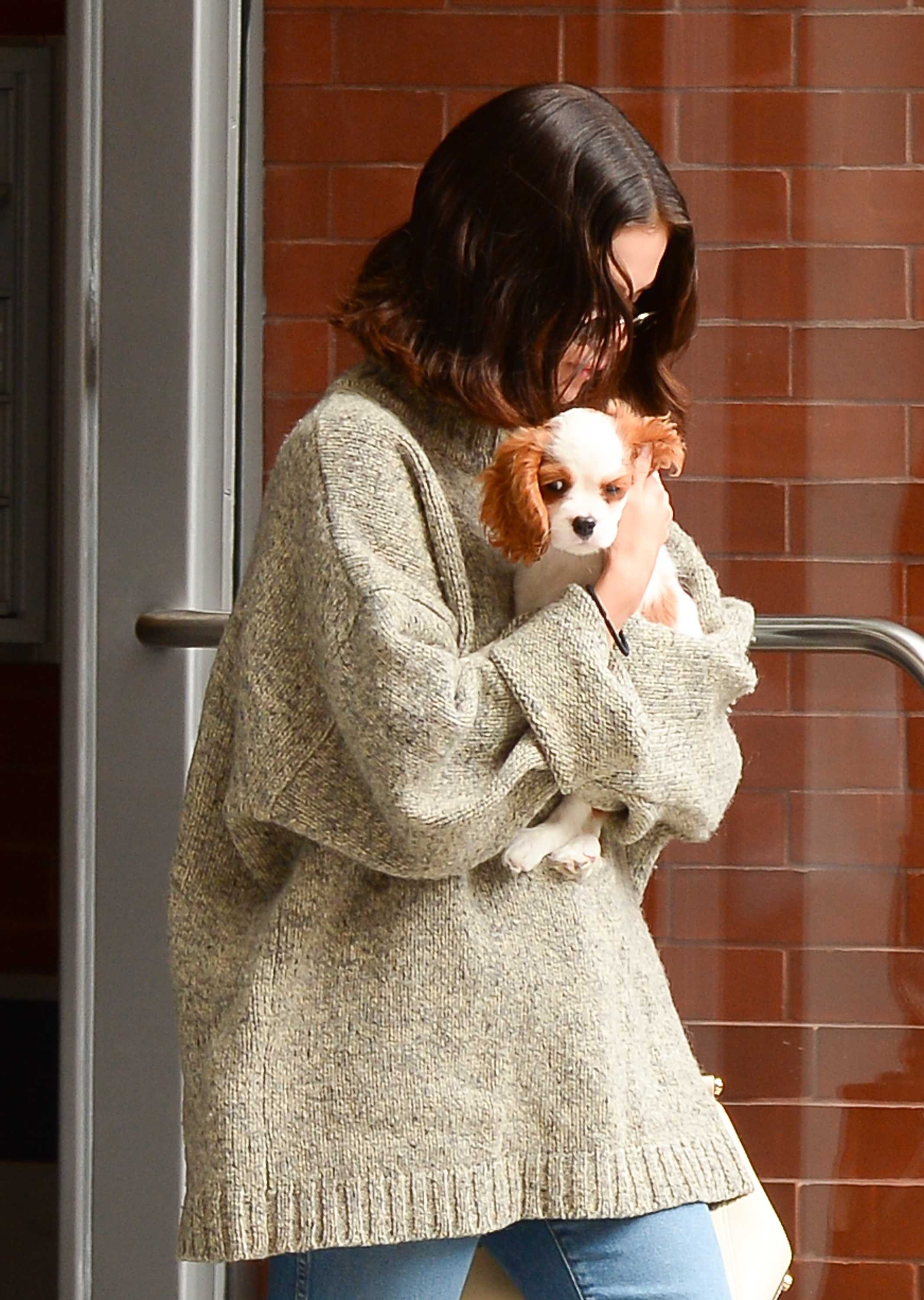 Selena_Gomez_-_In_Soho2C_NYC_on_September_20-02.jpg