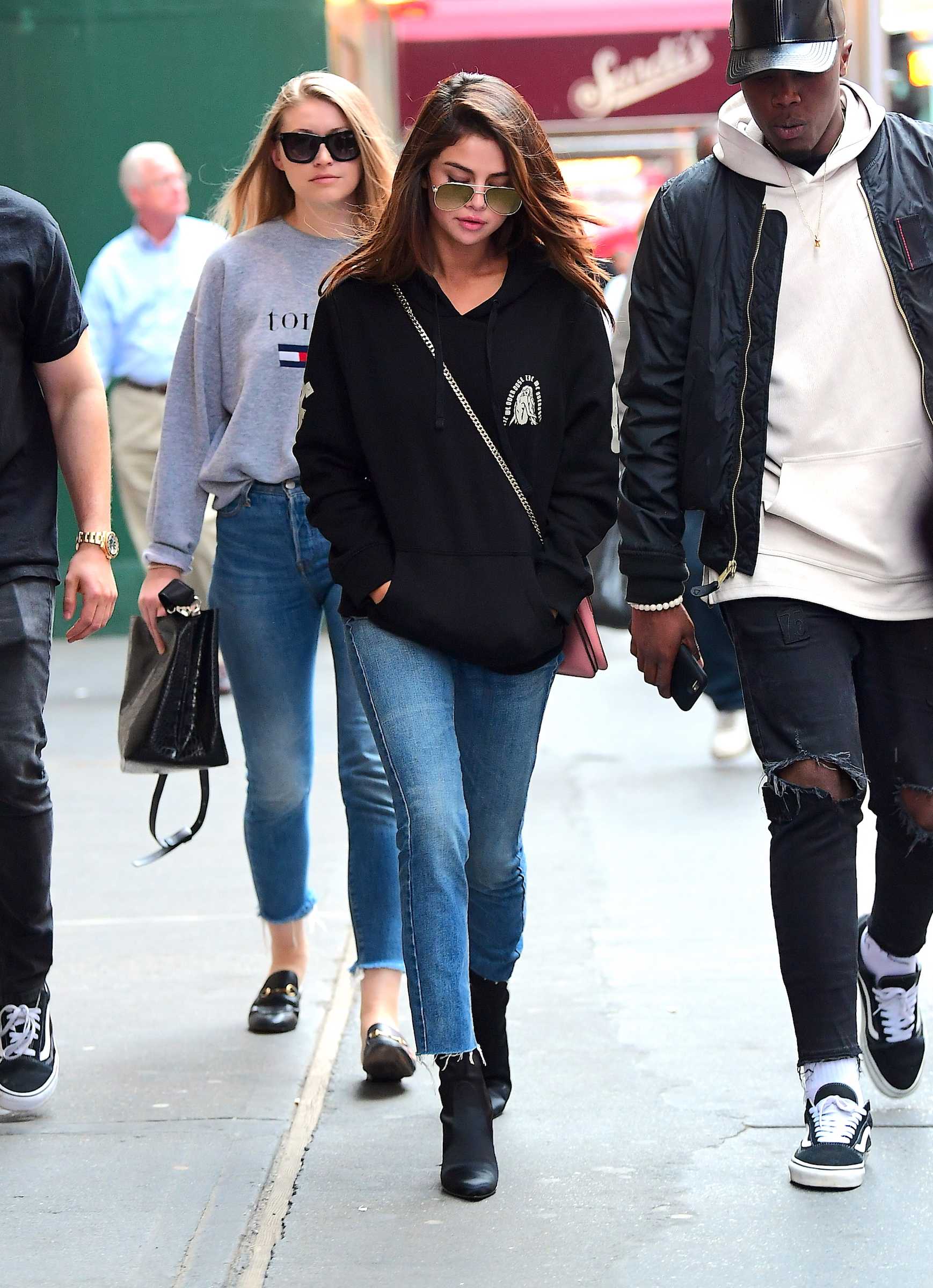 Selena_Gomez_-_In_Times_Square_in_New_York_on_June_4-08.jpg