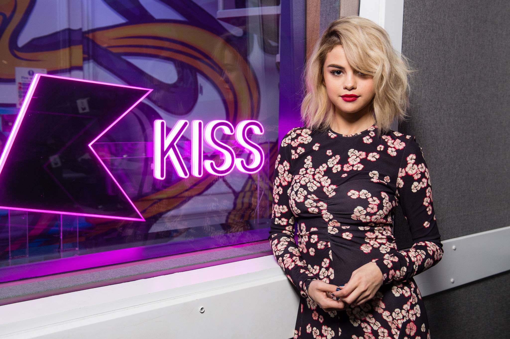 Selena_Gomez_-_KISS_FM_Studio_in_London2C_UK_on_December_4-02.jpg