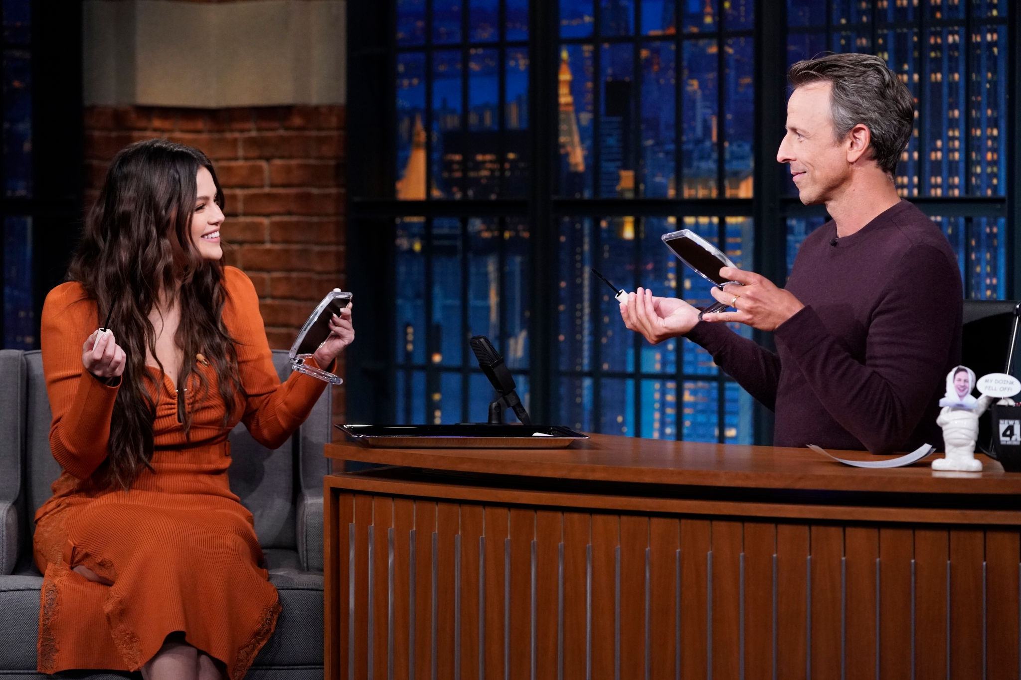 Selena_Gomez_-_LATE_NIGHT_WITH_SETH_MEYERS_in_New_York2C_09082021_00002.jpg