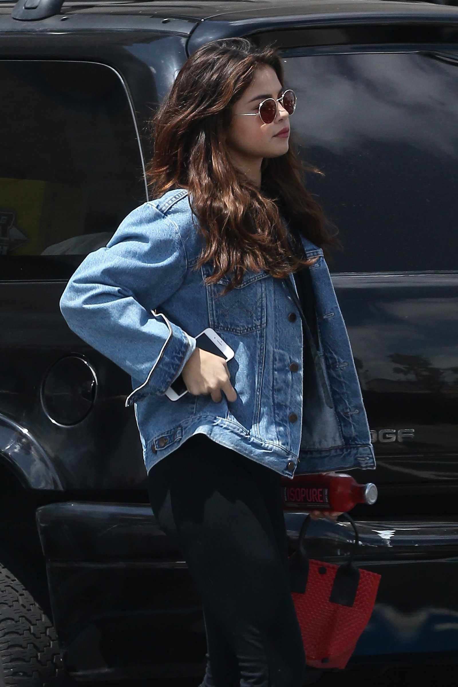 Selena_Gomez_-_Leaves_the_GNC_store_in_Studio_City_on_June_11-02.jpg