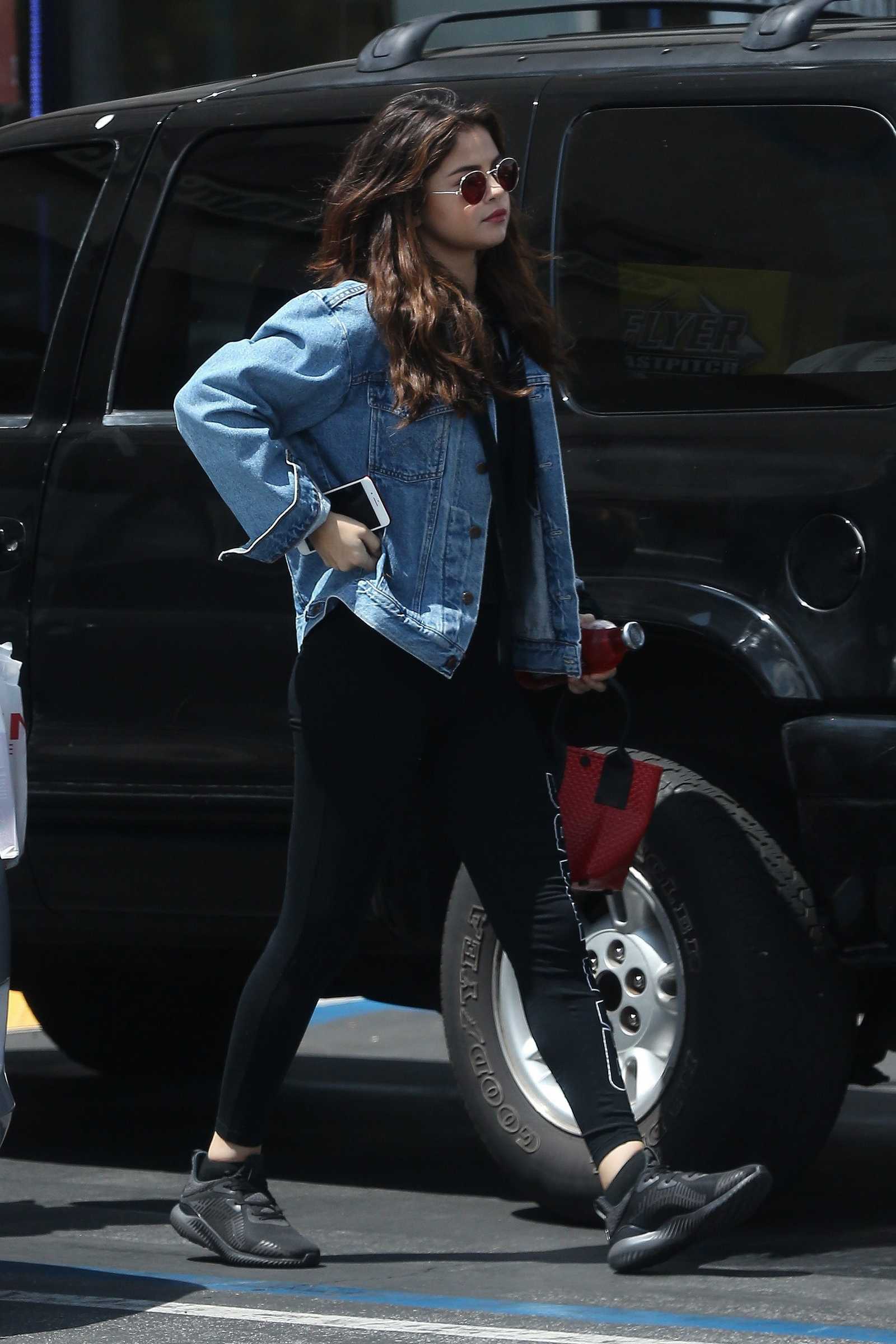 Selena_Gomez_-_Leaves_the_GNC_store_in_Studio_City_on_June_11-04.jpg