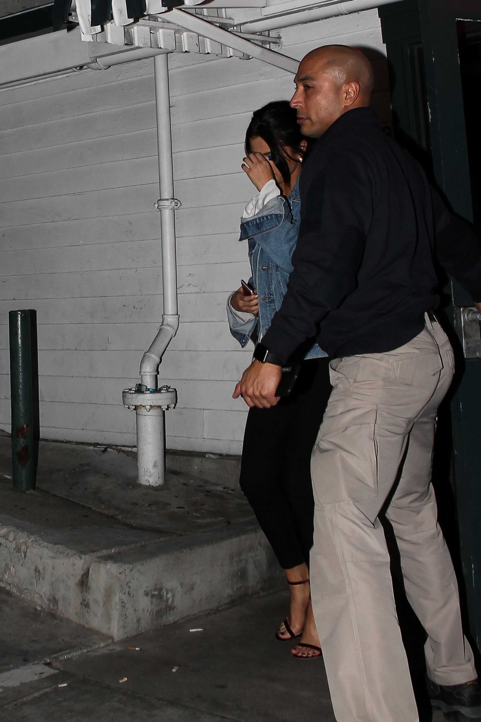 Selena_Gomez_-_Leaving_Barney_s_Beanery_in_West_Hollywood2C_California_on_Feb_21-01.jpg