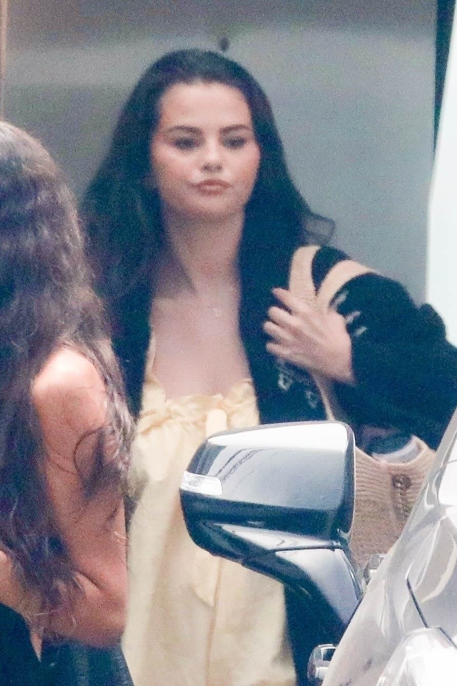 Selena_Gomez_-_Leaving_a_beach_house_in_Malibu2C_California_072024_05.jpg