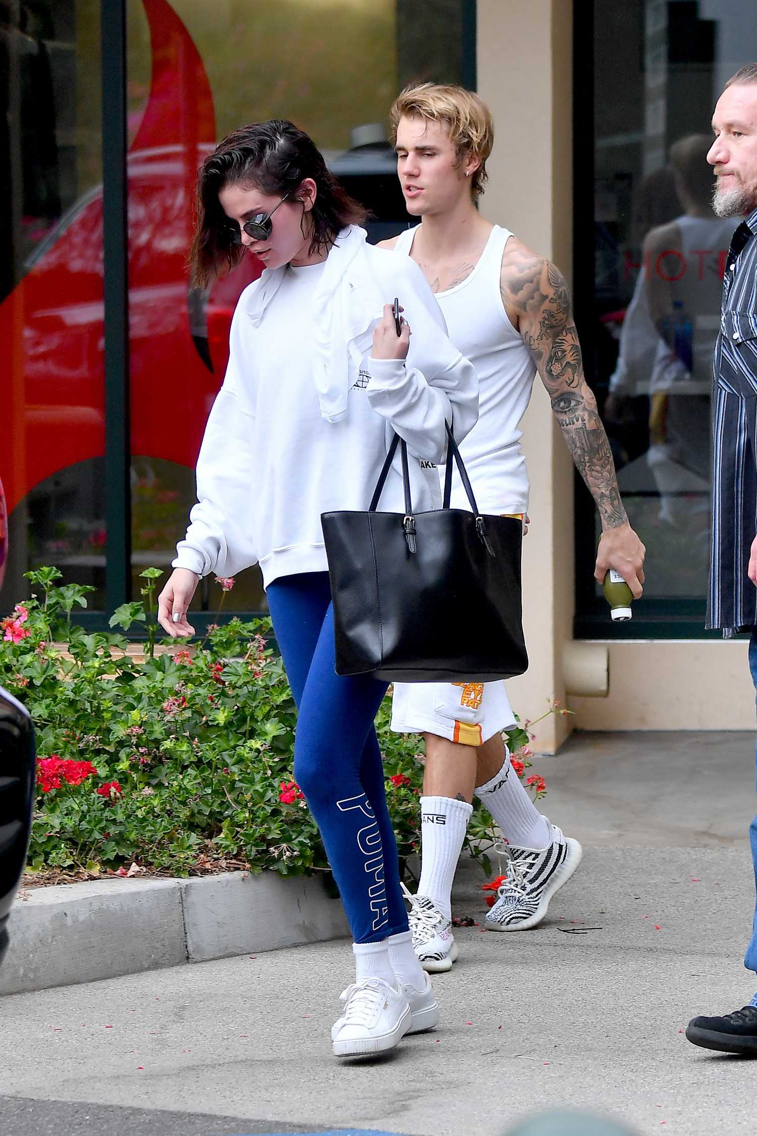 Selena_Gomez_-_Leaving_a_pilates_studio_with_Justin_Bieber_in_West_Hollywood_on_January_3-01.jpg
