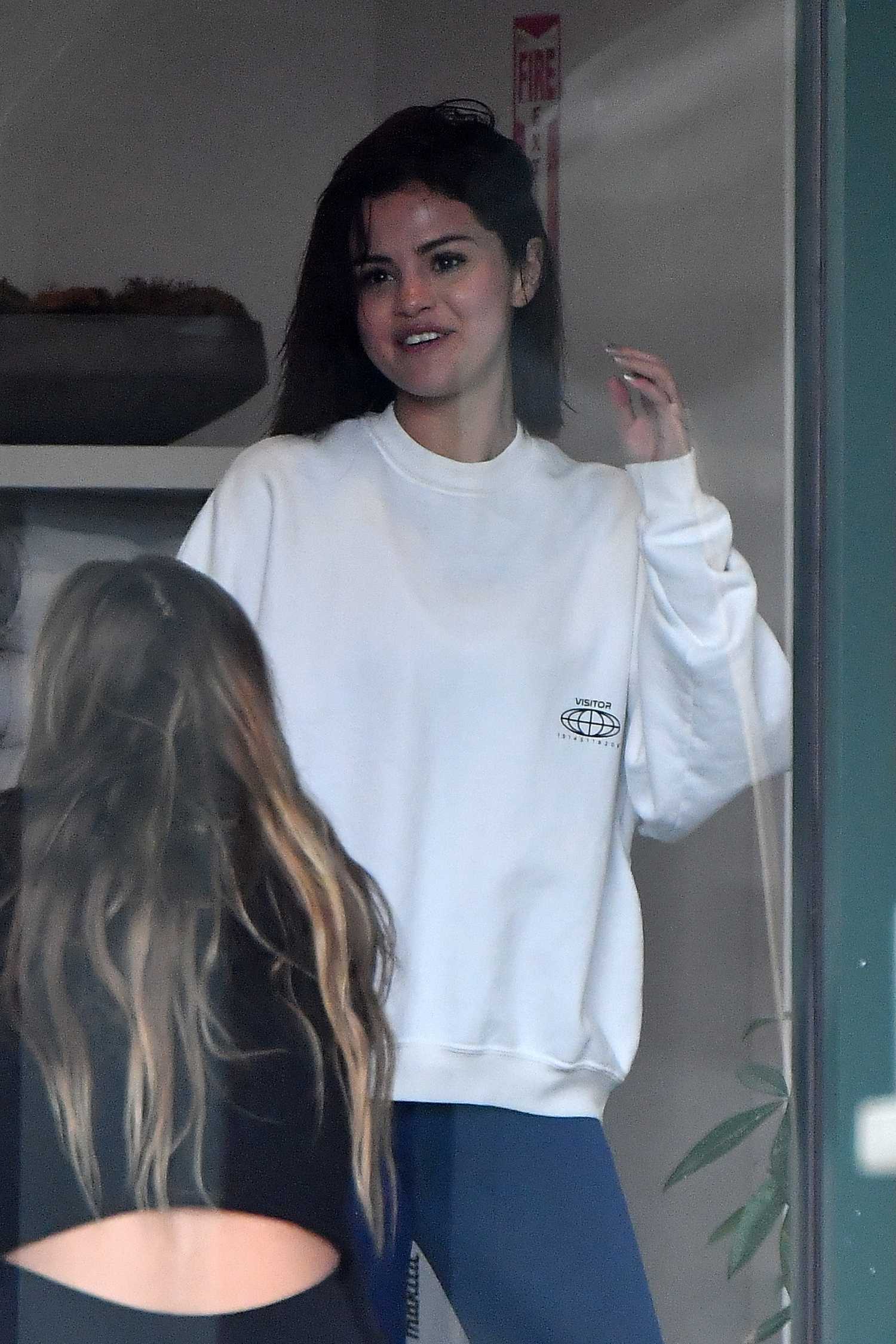 Selena_Gomez_-_Leaving_a_pilates_studio_with_Justin_Bieber_in_West_Hollywood_on_January_3-02.jpg