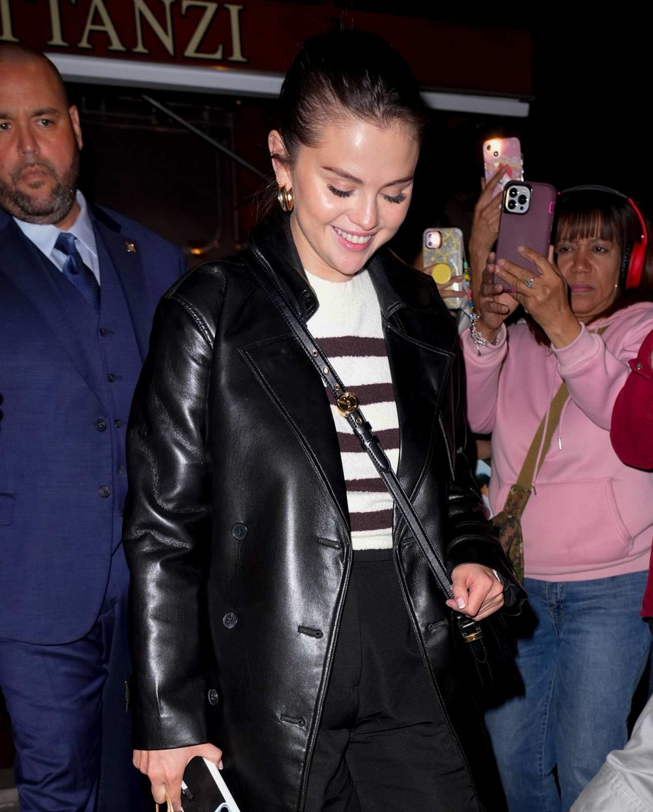 Selena_Gomez_-_Leaving_an_SNL_cast_dinner_in_New_York_May_102C_202201.jpg