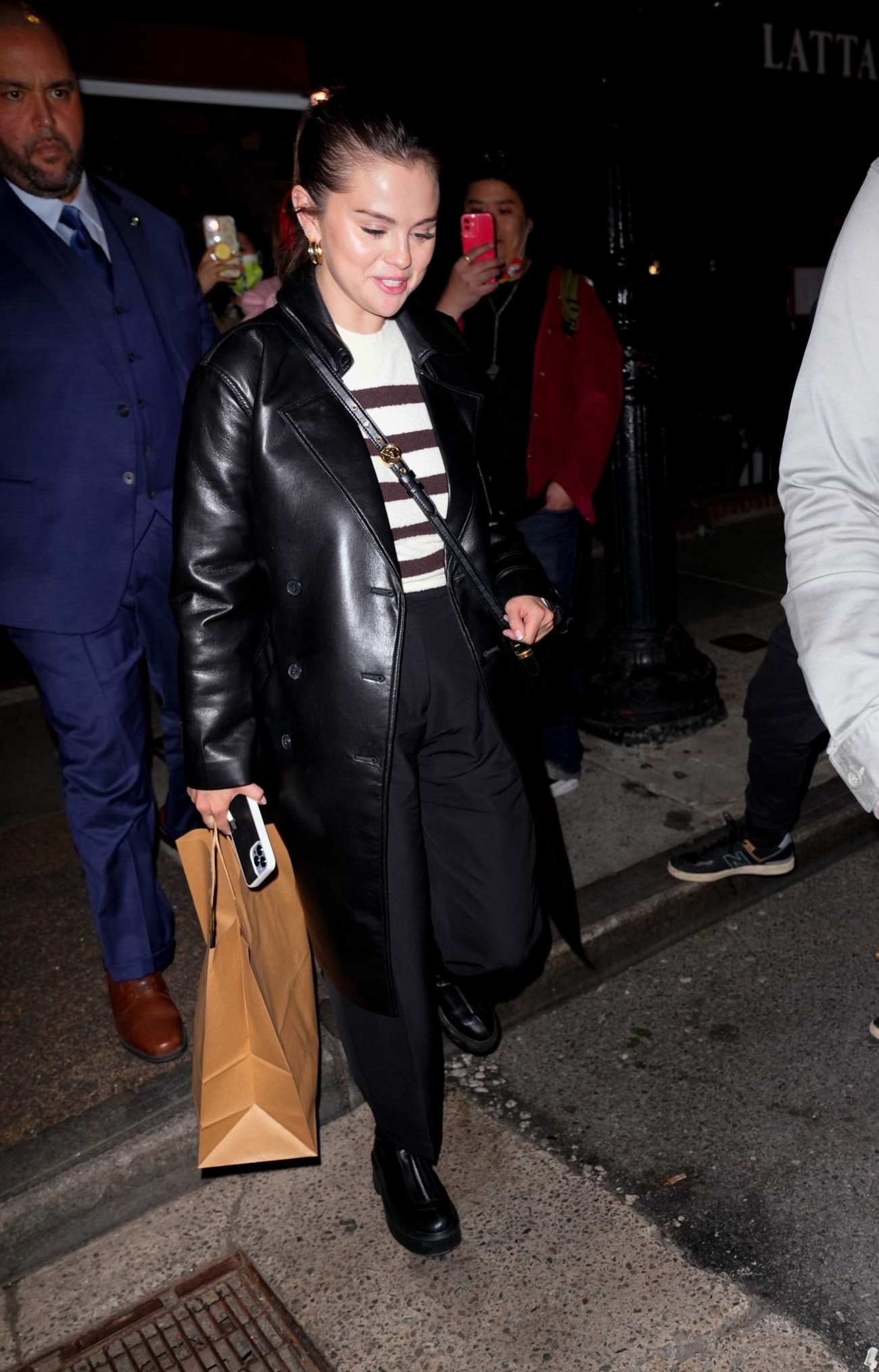 Selena_Gomez_-_Leaving_an_SNL_cast_dinner_in_New_York_May_102C_202203.jpg