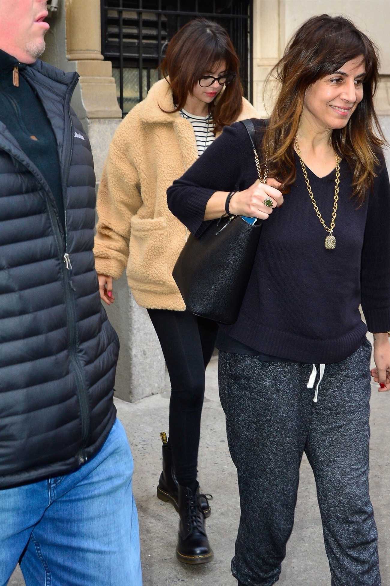 Selena_Gomez_-_Leaving_her_Hotel_in_New_York_City_on_February_14-02.jpg