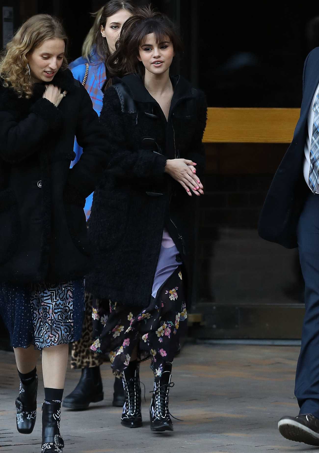 Selena_Gomez_-_Leaving_her_friends_apartment_in_New_York_on_February_13-04.jpg