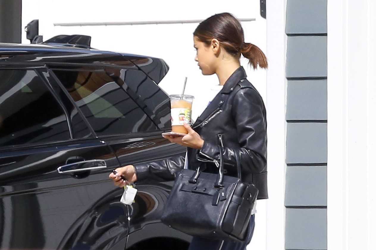 Selena_Gomez_-_Leaving_her_home_in_Los_Angeles_on_April_12-01.jpg