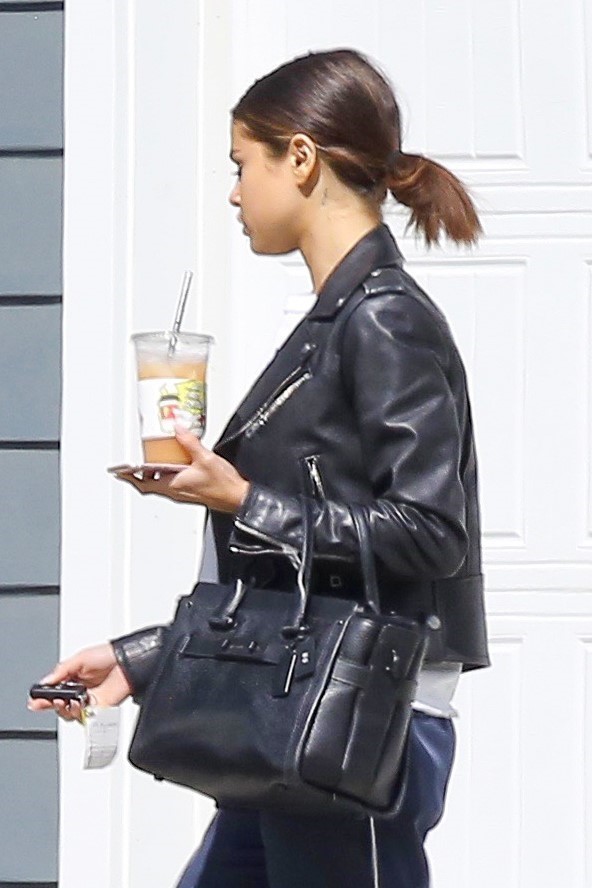 Selena_Gomez_-_Leaving_her_home_in_Los_Angeles_on_April_12-03.jpeg