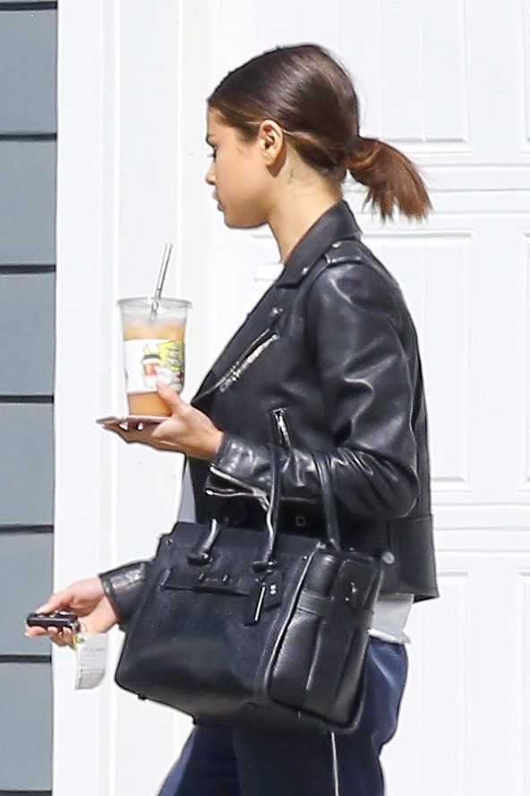 Selena_Gomez_-_Leaving_her_home_in_Los_Angeles_on_April_12-03.jpg
