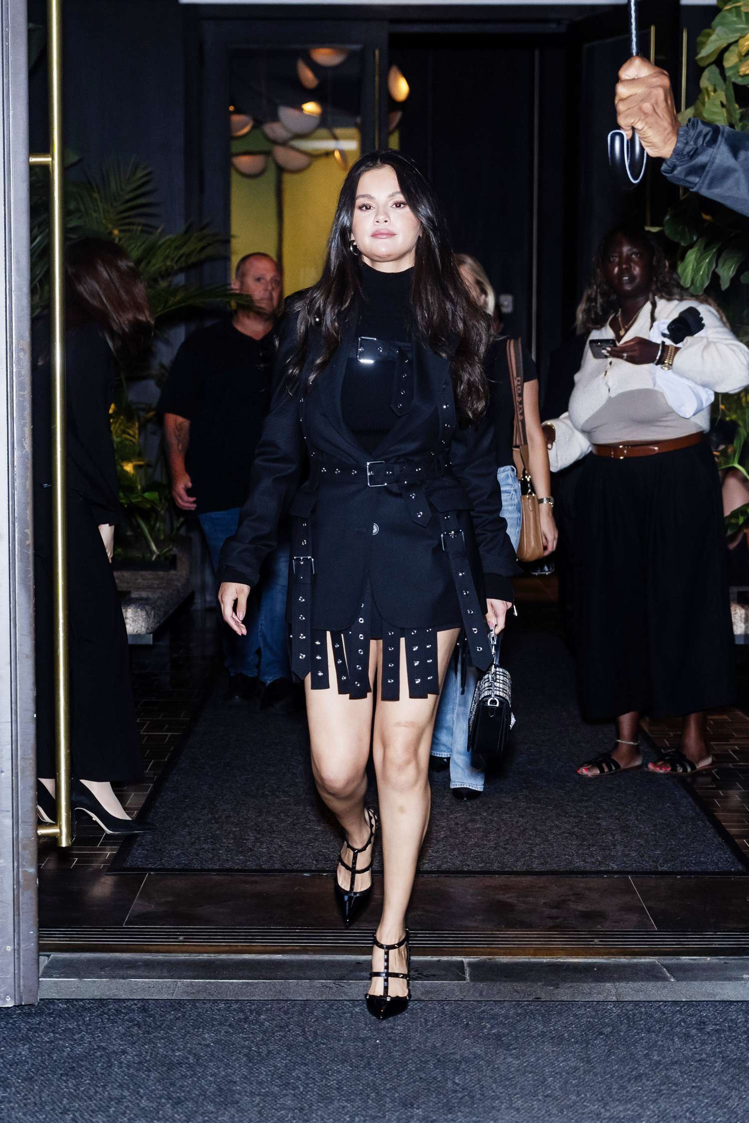 Selena_Gomez_-_Leaving_her_hotel_in_New_York_September_112C_202304.jpg