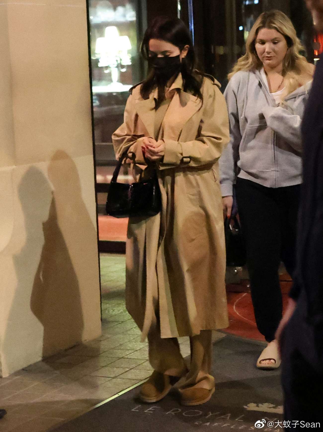 Selena_Gomez_-_Leaving_hotel_Royal_Monceau_in_Paris2C_France_-_0604202306.jpg